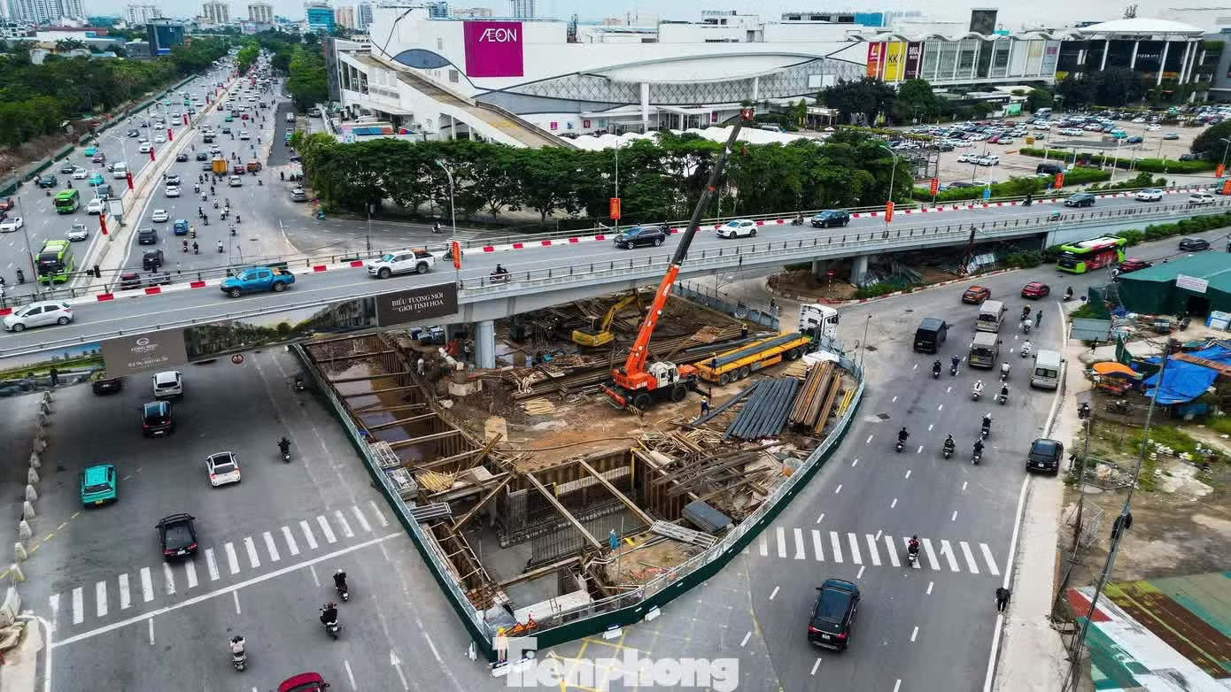 Khu vực cổng chính Aeon Mall Long Biên trên đường Đàm Quang Trung bắt đầu tổ chức giao thông một chiều đối với ô tô từ ngày 1/8 để phục vụ thi công hầm chui Cổ Linh. Ảnh: Trọng Tài. Hà Nội phân luồng giao thông để thi công hầm chui Cổ Linh - Ảnh 1.