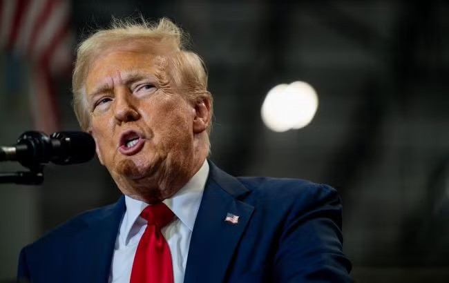 Tổng thống Mỹ Donald Trump ( Ảnh: Getty Images) Mỹ tăng cường áp lực quân sự, siết cơ chế tài chính với Iran khi đàm phán bế tắc - Ảnh 1.