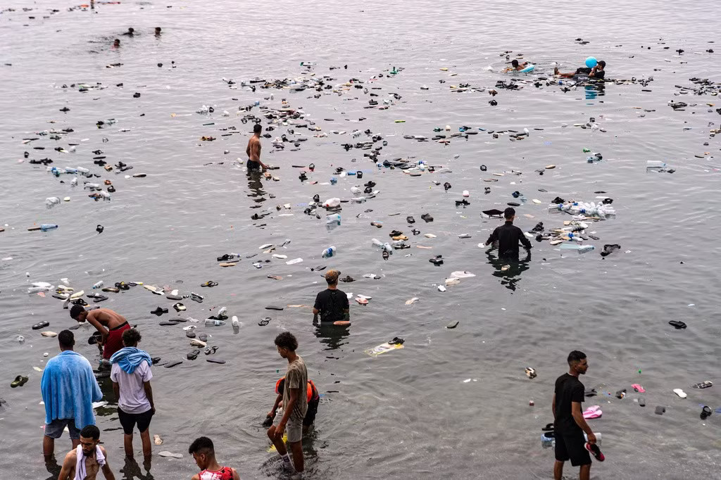 Hàng vạn người tràn vào Tây Ban Nha đã quay về - Ảnh 2.