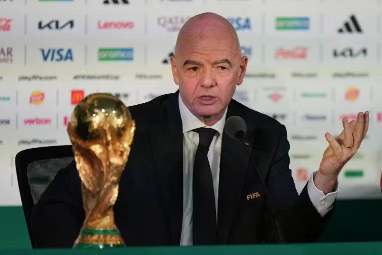 Chủ tịch FIFA Infantino đang hứng nhiều chỉ trích. Vụ FIFA bán cổ phần World Cup: 'Cánh tay phải' cũng quay lưng với Chủ tịch Infantino - Ảnh 2.