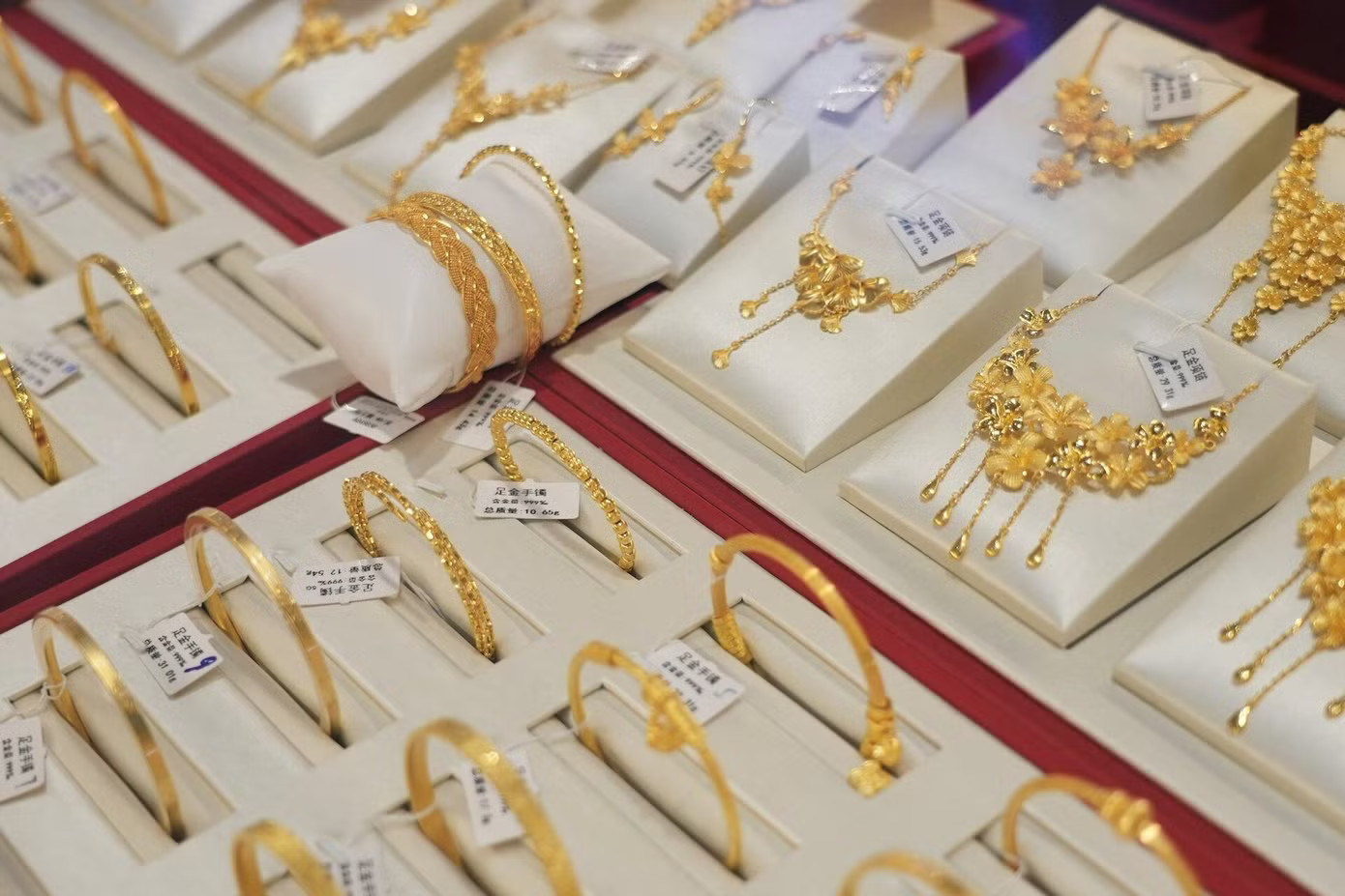 Giá vàng thế giới giảm hơn 1% trong phiên giao dịch sáng 1/8 (giờ Việt Nam) khi đồng USD phục hồi. Ảnh: Reuters. Giá vàng thế giới giảm mạnh - Ảnh 1.