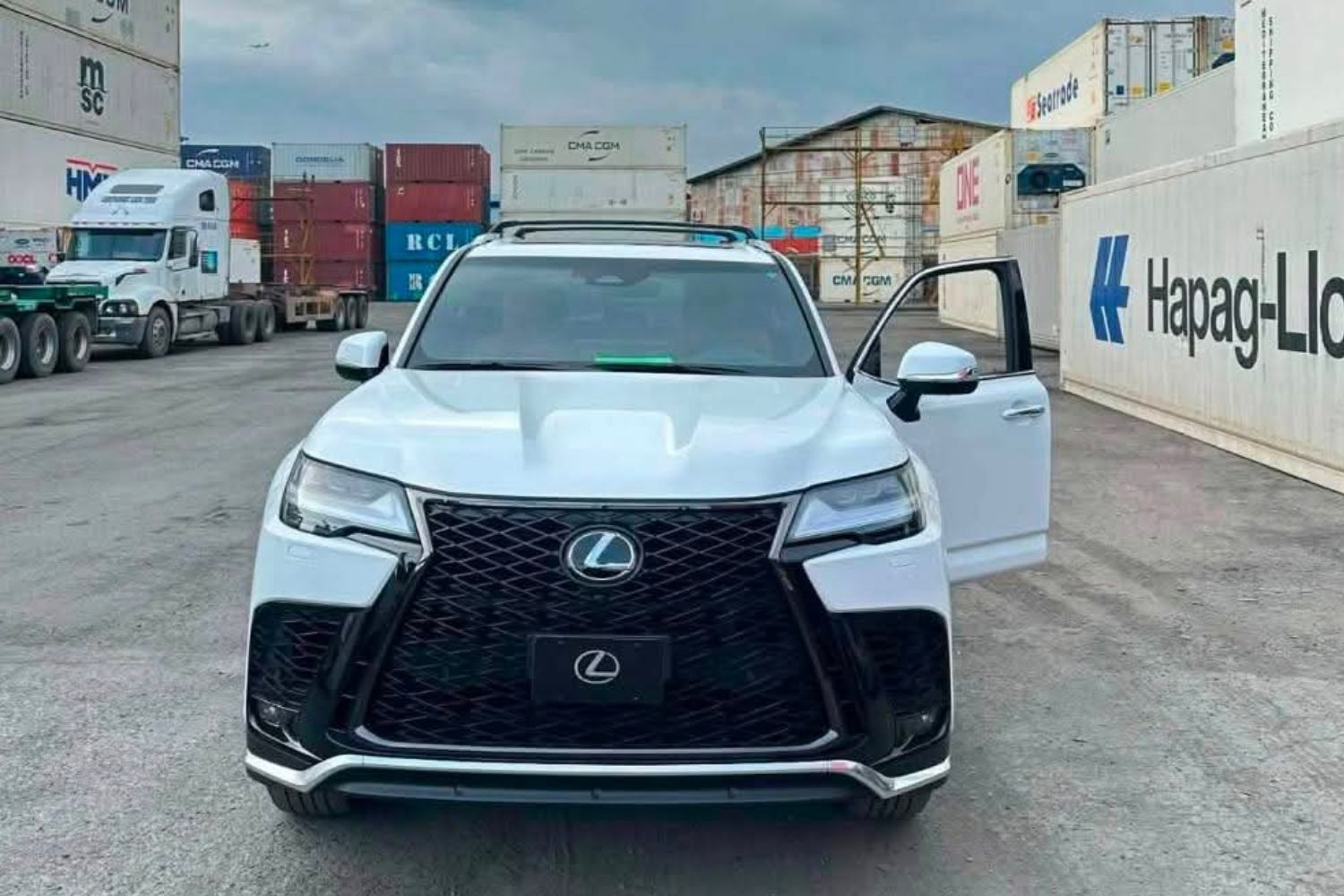 Cận cảnh Lexus LX 700h F Sport vừa về tới Việt Nam: Vượt trội hơn hẳn bản LX 600 chính hãng - Ảnh 1.