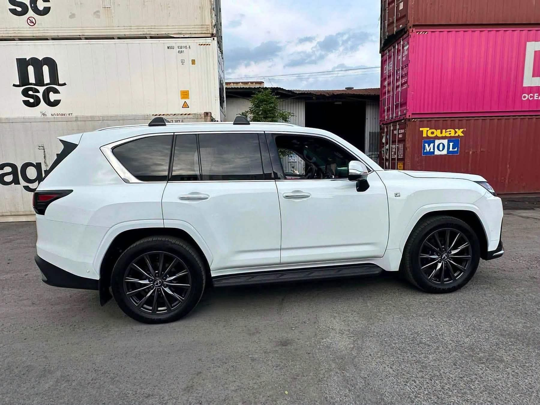 Cận cảnh Lexus LX 700h F Sport vừa về tới Việt Nam: Vượt trội hơn hẳn bản LX 600 chính hãng - Ảnh 2.