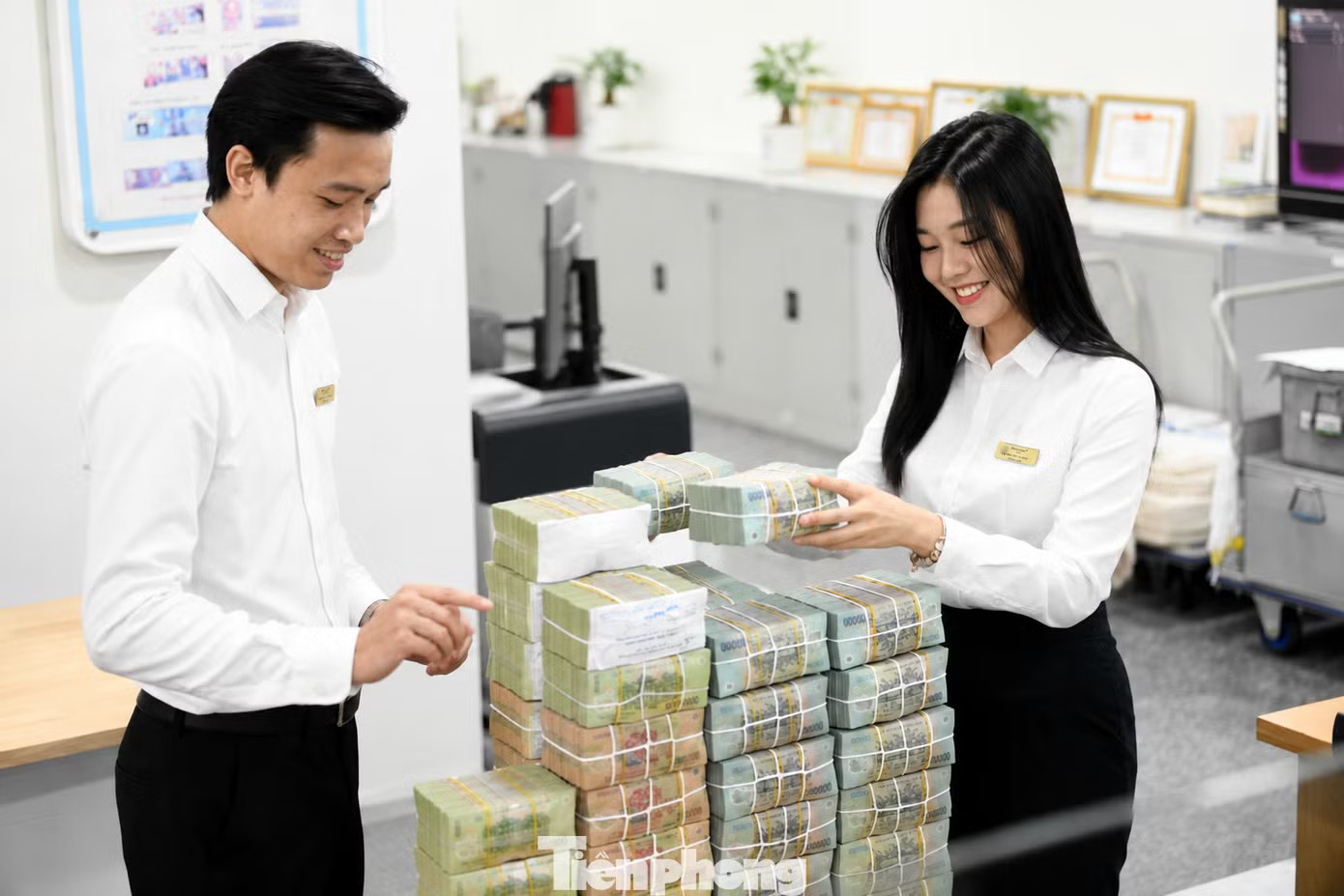Nhiều ngân hàng gia tăng phát hành chứng chỉ tiền gửi, trái phiếu lãi suất cao hơn gửi tiết kiệm (ảnh: Như Ý). Ngân hàng rầm rộ phát hành chứng chỉ tiền gửi - Ảnh 1.