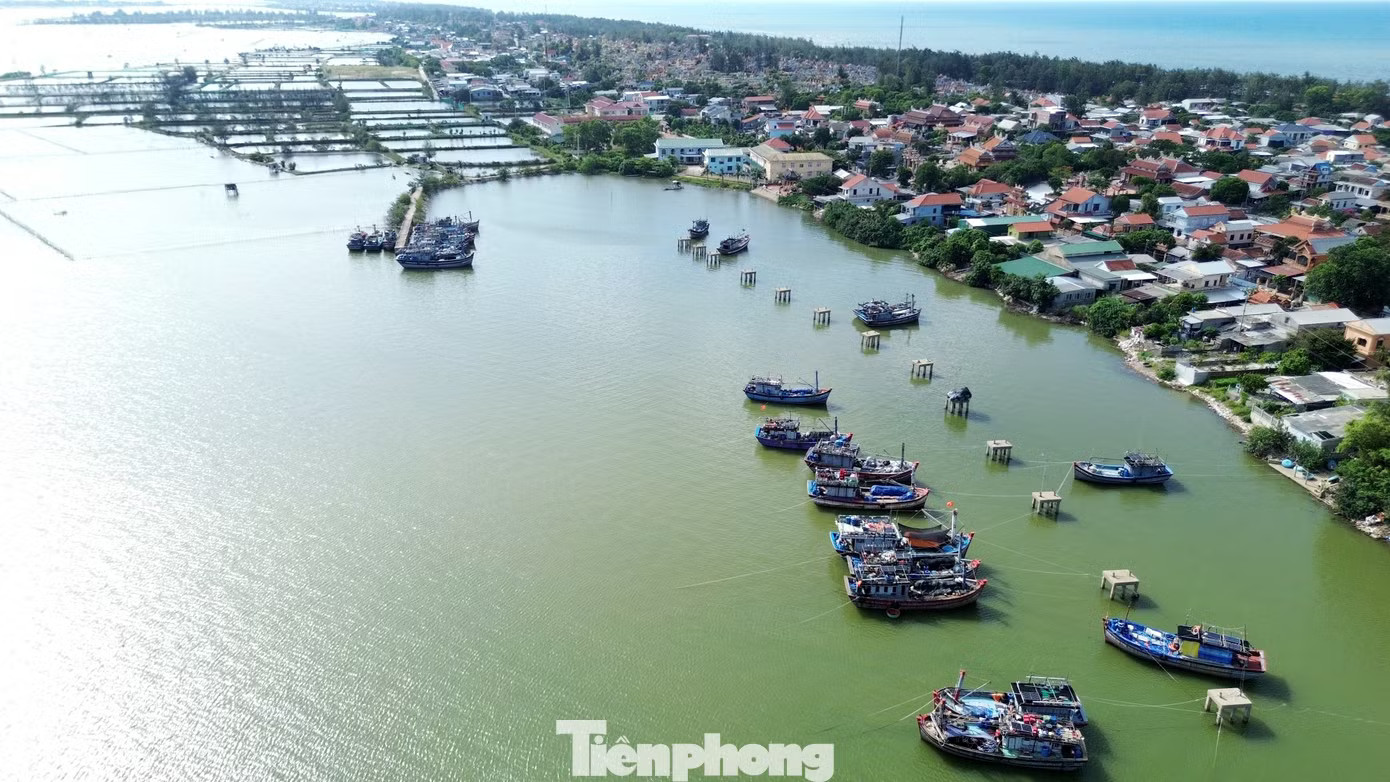 Hàng chục tàu cá tại phường Thuận An (Huế) phải nằm bến dài ngày do chưa đủ điều kiện đăng kiểm để ra khơi. Vì sao tàu cá tại Huế nằm bờ hàng loạt? - Ảnh 1.