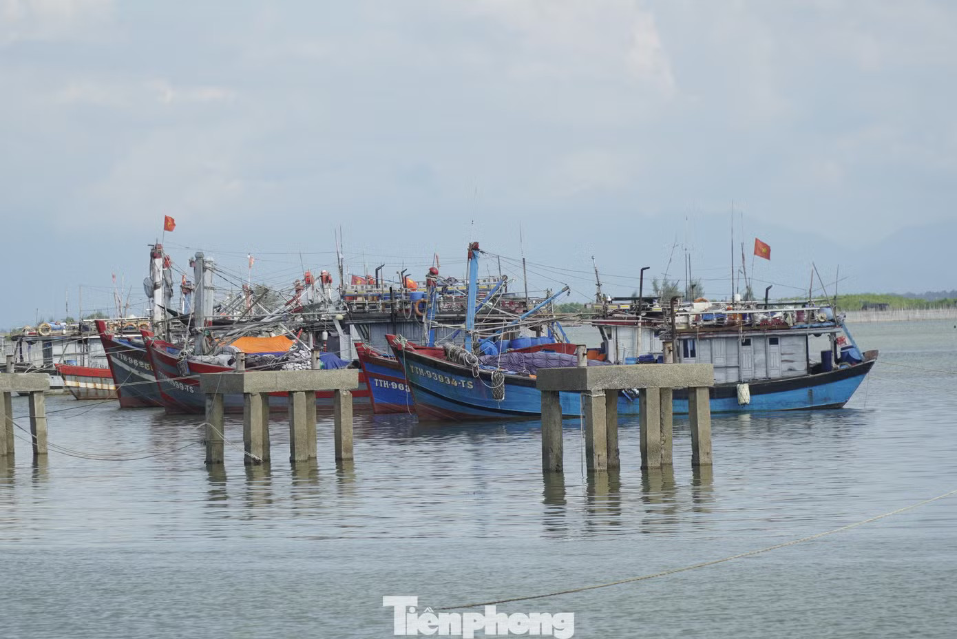Không thể xuất bến, nhiều chủ tàu tại Huế vẫn phải gánh chi phí bảo dưỡng và duy trì phương tiện. Vì sao tàu cá tại Huế nằm bờ hàng loạt? - Ảnh 3.