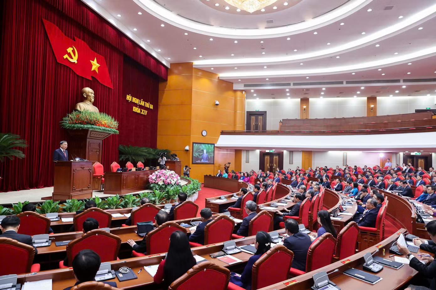 Trung ương yêu cầu giải quyết các vấn đề bức xúc về môi trường, nhất là ô nhiễm không khí - Ảnh 1.