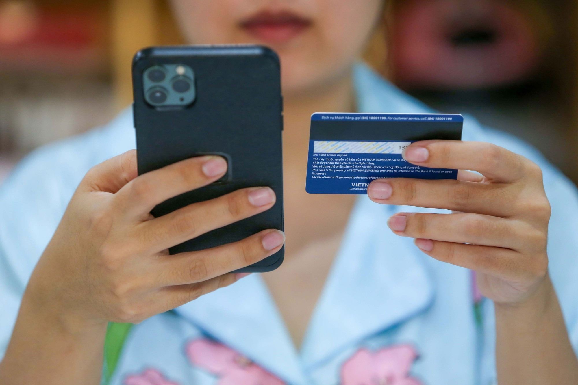 Người dân cần cảnh giác với lời mời “việc nhẹ, thu nhập cao” liên quan đến tài khoản ngân hàng trên mạng xã hội. Ảnh minh họa
