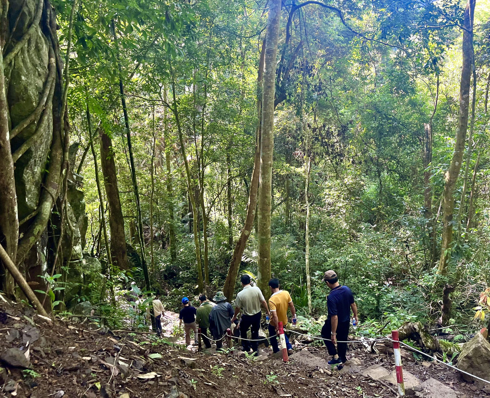 du-khach-se-di-bo-them-khoang-1-km-de-vao-den-chan-thac_1784196530.jpeg