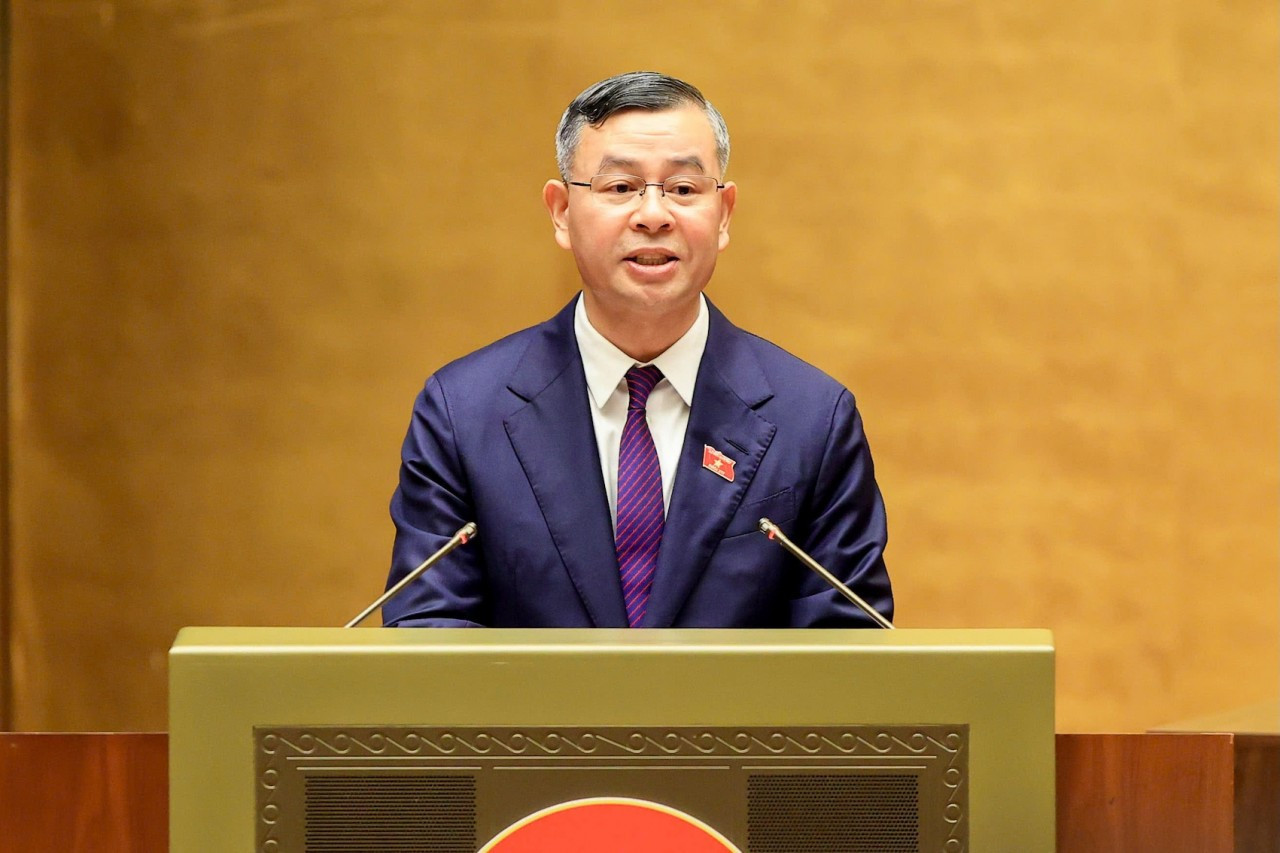 Bộ trưởng Bộ Tài chính Ngô Văn Tuấn trình bày dự thảo Luật sửa đổi, bổ sung Điều 6 và Phụ lục IV về danh mục ngành nghề đầu tư kinh doanh có điều kiện của Luật Đầu tư.