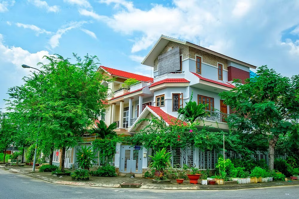 Sở Nông nghiệp và Môi trường TPHCM yêu cầu chủ đầu tư khu định cư Phước Kiển phải hoàn thiện các thủ tục trước khi cấp giấy chứng nhận cho người mua nhà. Gần 2.000 chỗ đậu xe ở TPHCM được cấp sổ hồng - Ảnh 2.