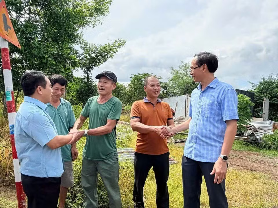 Ông Phan Minh Hợp, Chủ tịch UBND xã Châu Pha trao đổi với người dân có đất bị thu hồi làm dự án đường Vành đai 4 TPHCM Một hộ dân được bồi thường 170 tỷ đồng khi TPHCM thực hiện dự án đường Vành đai 4 - Ảnh 3.