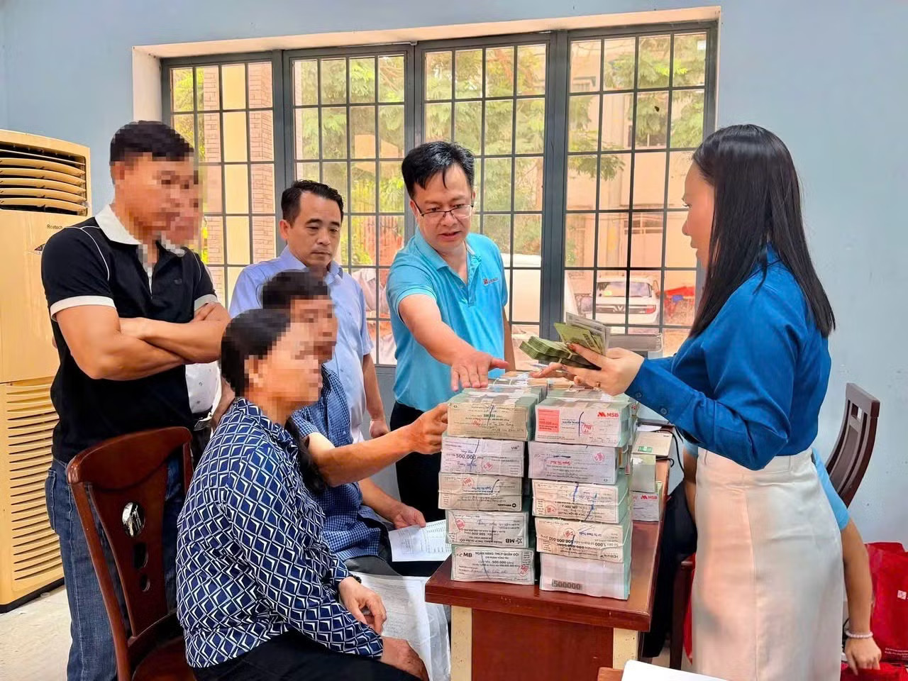Người dân xã Châu Pha nhận tiền bồi thường giải phóng mặt bằng Một hộ dân được bồi thường 170 tỷ đồng khi TPHCM thực hiện dự án đường Vành đai 4 - Ảnh 2.