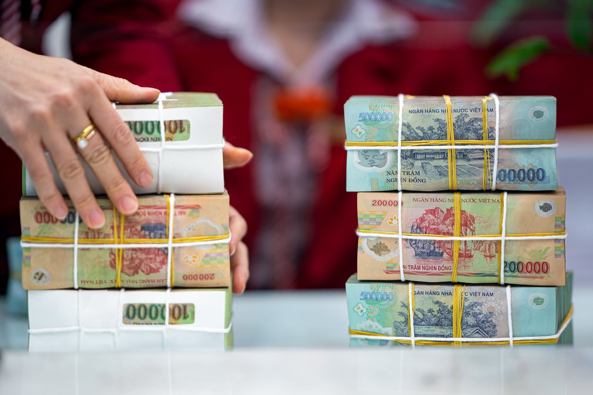 Lãi suất tiết kiệm tăng mạnh tại nhiều ngân hàng, nhưng chuyên gia khuyến cáo người dân nên cân nhắc kỹ trước khi gửi tiết kiệm