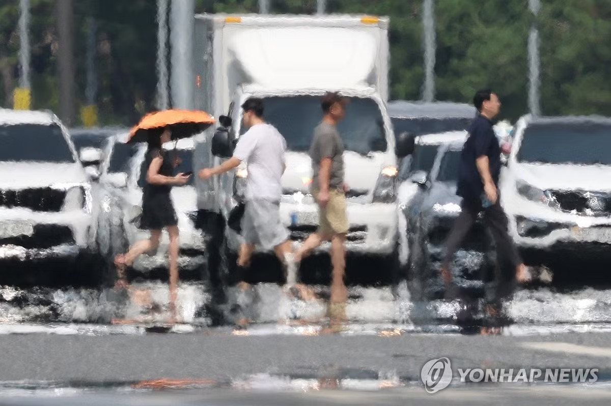 Nắng nóng bao trùm Yeongdeungpo (Seoul). (Ảnh: Yonhap) 19 người chết do nắng nóng ở Hàn Quốc, tổng thống ra chỉ thị khẩn - Ảnh 1.