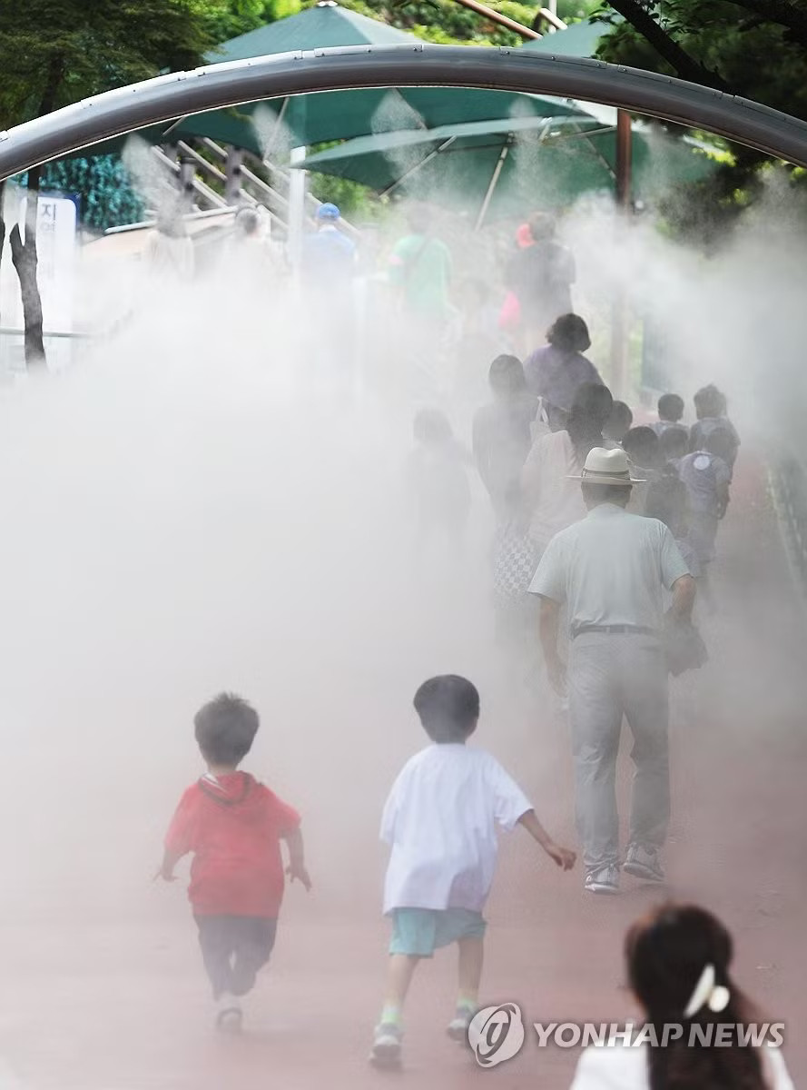 Các địa điểm du lịch phun sương làm mát cho du khách. (Ảnh: Yonhap) 19 người chết do nắng nóng ở Hàn Quốc, tổng thống ra chỉ thị khẩn - Ảnh 3.