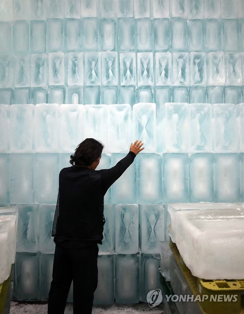 Một nhà máy làm đá ở Daegu gia tăng công suất. (Ảnh: Yonhap) 19 người chết do nắng nóng ở Hàn Quốc, tổng thống ra chỉ thị khẩn - Ảnh 4.