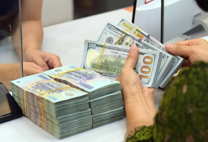 Tỷ giá hôm nay 4/8: Giá USD tại ngân hàng và chợ đen đồng loạt đi xuống