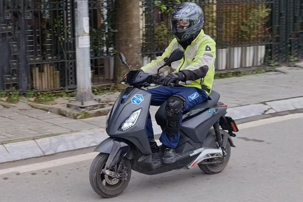 Theo dự thảo, xe máy điện sẽ không được phép khởi động khi đang cắm sạc. Ảnh minh họa: Whatcar. Sắp có nhiều quy định mới với xe máy điện - Ảnh 1.