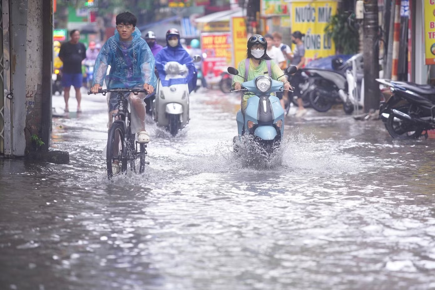 Hà Nội có thể đón mưa 50-100mm từ chiều tối nay đến sáng 6/8. Hà Nội mưa lớn từ chiều tối nay, có thể trên 100mm, nguy cơ ngập úng cục bộ - Ảnh 1.
