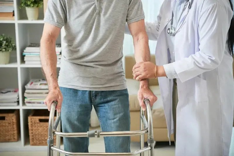 Tổng hợp bài tập phục hồi chức năng sau tai biến tại nhà - Nhà thuốc FPT Long Châu