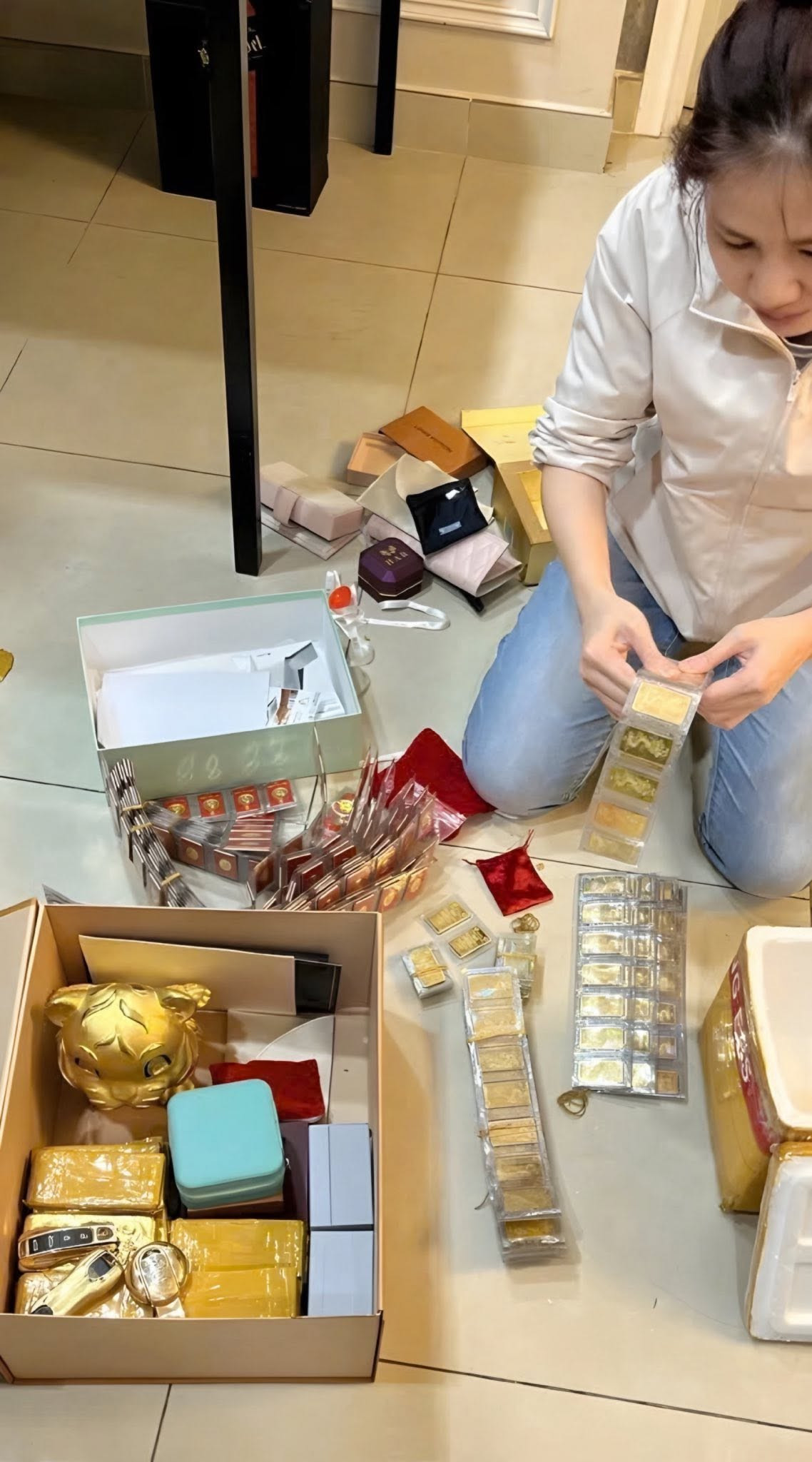 Tịch thu gần 600 miếng vàng, loạt trang sức, túi xách, đồng hồ hàng hiệu của bạn gái Phó Đức Nam - Ảnh 1.