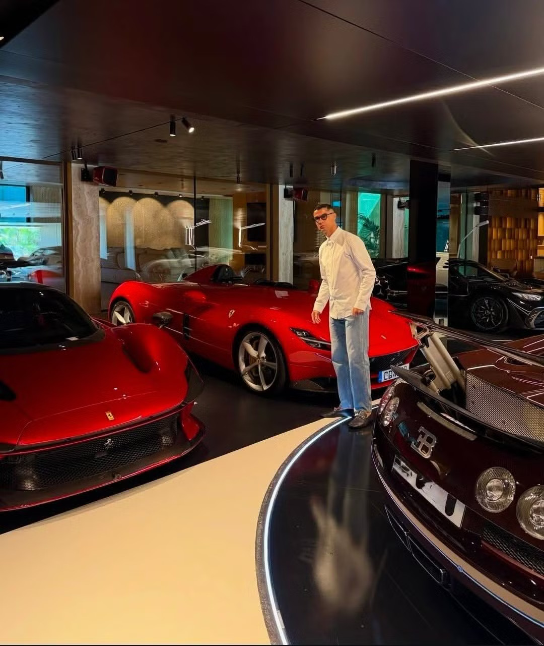 Bộ sưu tập siêu xe trị giá hàng chục triệu USD của Cristiano Ronaldo - Ảnh 2.