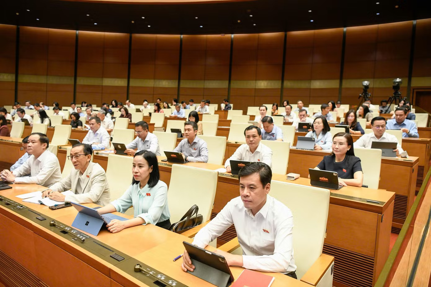 Các đại biểu tại phiên họp sáng 5/8. Ảnh: Như Ý Bộ trưởng Nguyễn Tiến Hải lần đầu trình Quốc hội dự án luật, đề xuất bỏ 5 thủ tục hành chính - Ảnh 2.