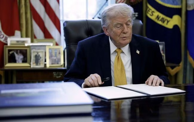Tổng thống Mỹ Donald Trump. Rộ tin Tổng thống Mỹ Trump từ chối cung cấp tên lửa Patriot cho Ukraine - Ảnh 1.