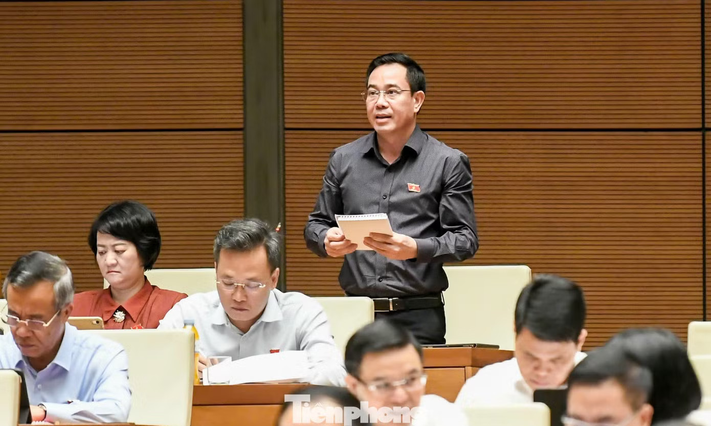 ĐBQH Nguyễn Văn Huy. Ảnh: Như Ý. Đề xuất kinh doanh kim cương, bán hợp đồng kỳ nghỉ là ngành, nghề có điều kiện - Ảnh 2.