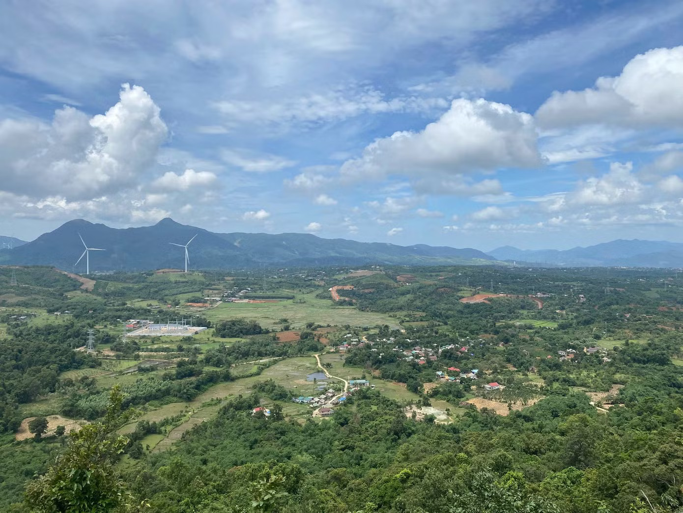 Nhiều dự án điện gió phía Nam tỉnh Quảng Trị cũng chậm tiến độ so với dự kiến. Nhiều dự án năng lượng ở Quảng Trị 'lụt' tiến độ - Ảnh 3.