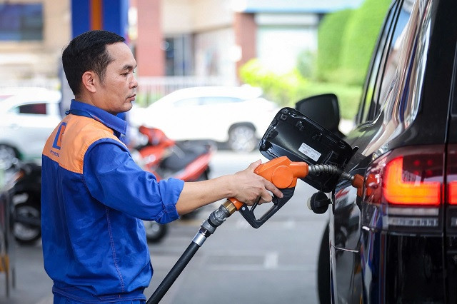 Giá bán lẻ xăng dầu trong nước đồng loạt tăng từ 15h hôm nay, đánh dấu phiên tăng thứ ba liên tiếp.