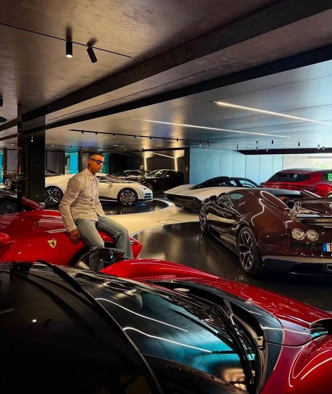 CR7 tạo dáng bên dàn siêu xe đắt đỏ. Ảnh: Instagram Bộ sưu tập siêu xe trị giá hàng chục triệu USD của Cristiano Ronaldo - Ảnh 1.