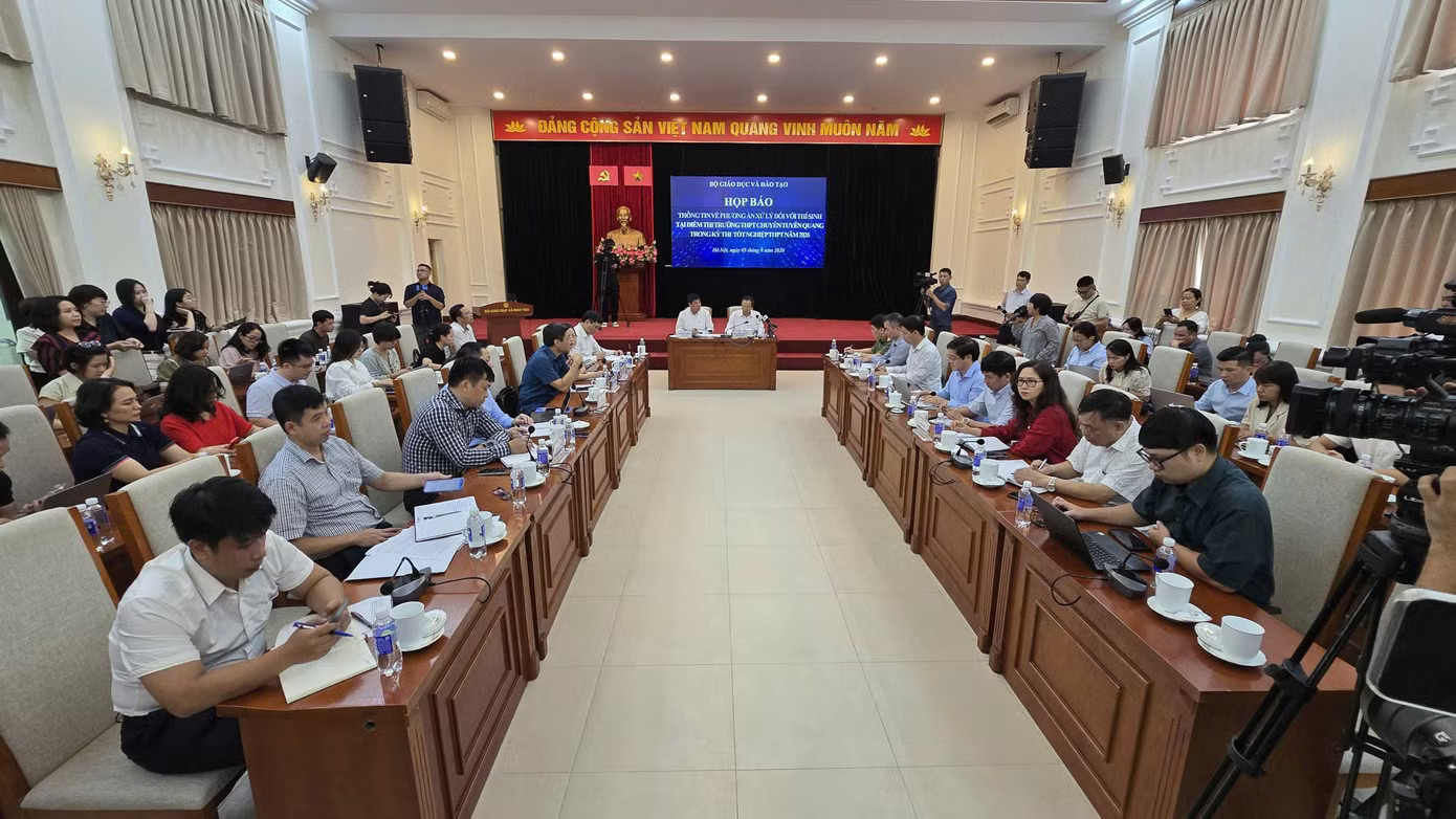 Bộ GD&ĐT lý giải việc cho 328 thí sinh Tuyên Quang thi lại, không tổ chức thi lại ở Quảng Trị - Ảnh 1.