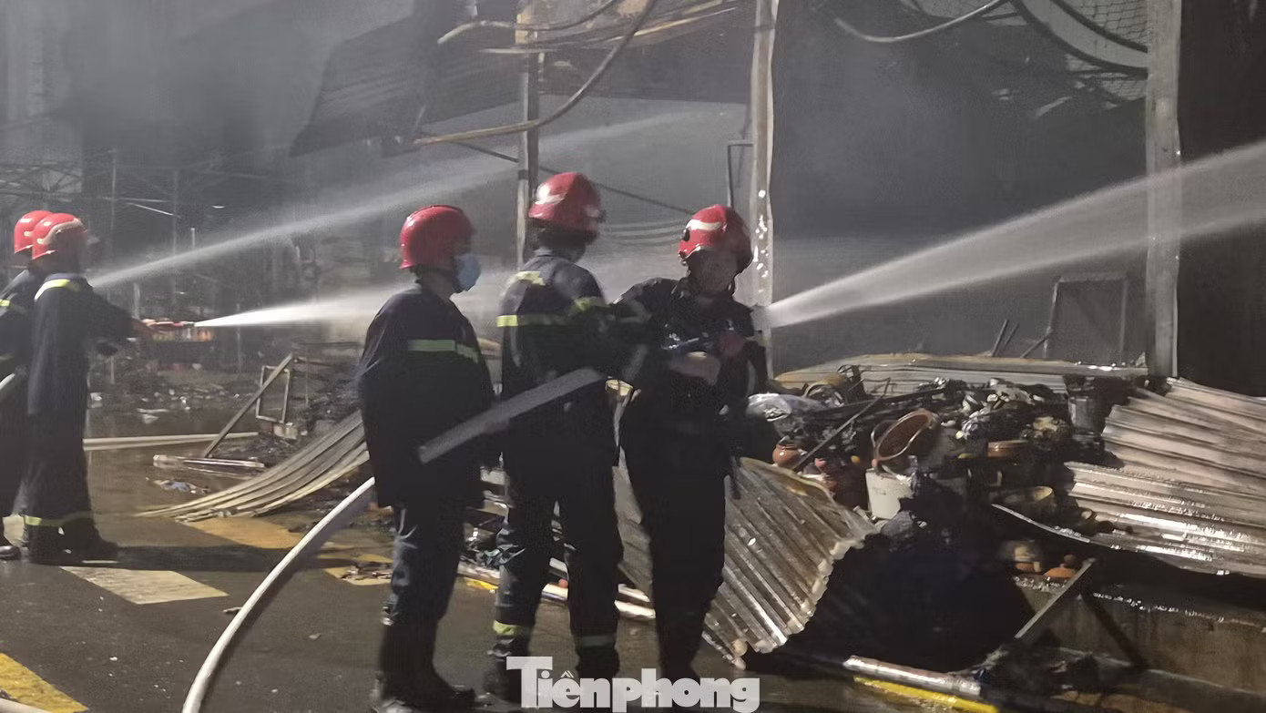 Chợ Biên Hòa tan hoang sau vụ cháy, nhiều ki-ốt bị thiêu rụi - Ảnh 3.
