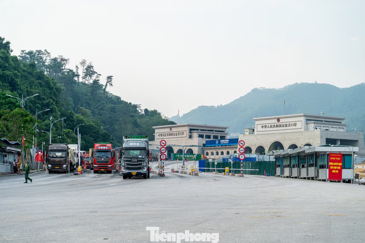 Nhịp độ thông quan cao cùng kim ngạch xuất nhập khẩu hàng hóa tăng trưởng dương đang cho thấy Lạng Sơn tiếp tục là một trong những điểm kết nối thương mại quan trọng trên tuyến biên giới phía Bắc. Việc duy trì hoạt động xuất nhập khẩu ổn định, an toàn, thông suốt đã tạo thuận lợi cho doanh nghiệp và góp phần nâng cao hiệu quả khai thác lợi thế cửa khẩu và tạo thêm động lực cho phát triển kinh tế. Nườm nượp xe chở nông sản thông quan tại cửa khẩu Lạng Sơn sang Trung Quốc - Ảnh 14.
