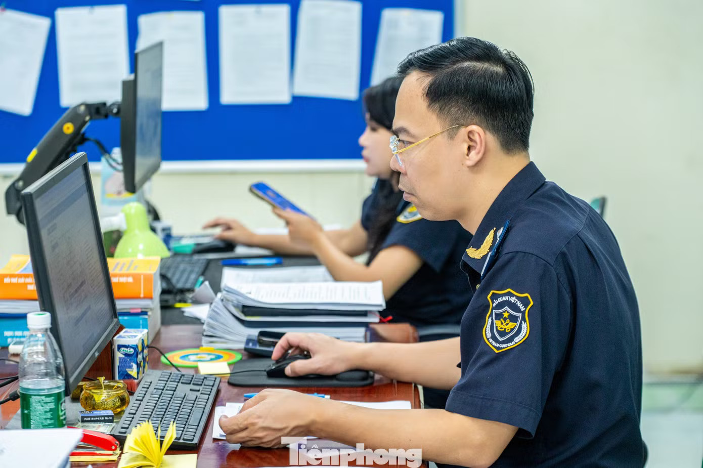 Riêng trong tháng 7/2025, Chi cục tiếp nhận 2.623 doanh nghiệp tham gia hoạt động XNK đến mở tờ khai hải quan (tăng 146 doanh nghiệp so với tháng 6/2026, tương ứng 5,9%). Lũy kế từ đầu năm 2025 đến nay số doanh nghiệp làm thủ tục mở tờ khai tại Lạng Sơn đạt 5.631 doanh nghiệp, tăng 31% so với cùng kỳ năm 2025, trong đó có 2.500 doanh nghiệp mới. Nườm nượp xe chở nông sản thông quan tại cửa khẩu Lạng Sơn sang Trung Quốc - Ảnh 13.