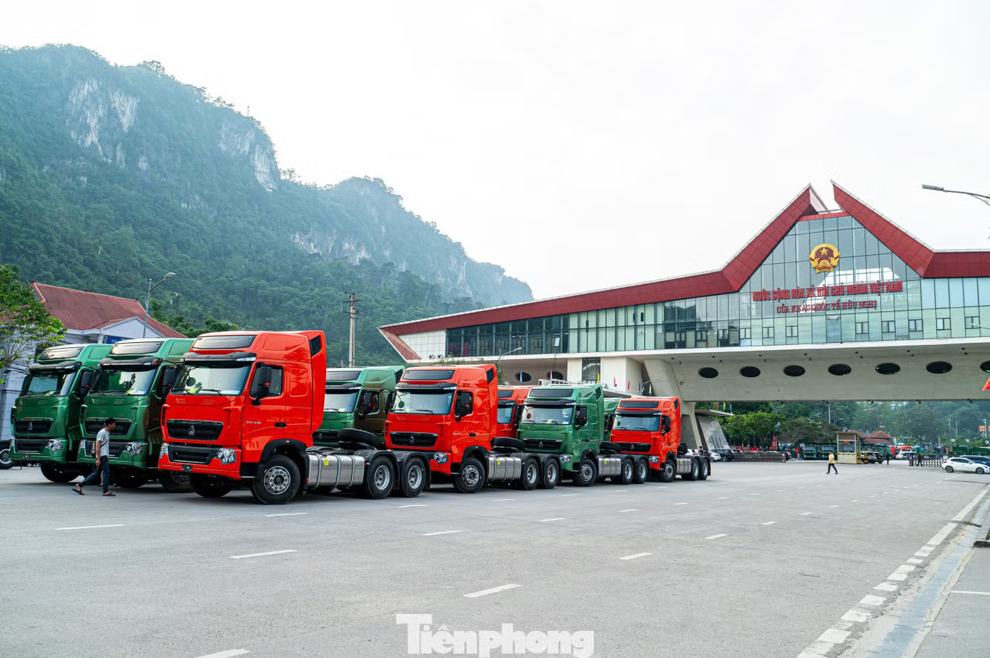 Tại các cửa khẩu còn lại của Lạng Sơn như Đồng Đăng, Chi Ma, Hữu Nghị, hàng hóa cũng tấp nập được vận chuyển qua lại giữa hai nước. Nườm nượp xe chở nông sản thông quan tại cửa khẩu Lạng Sơn sang Trung Quốc - Ảnh 9.