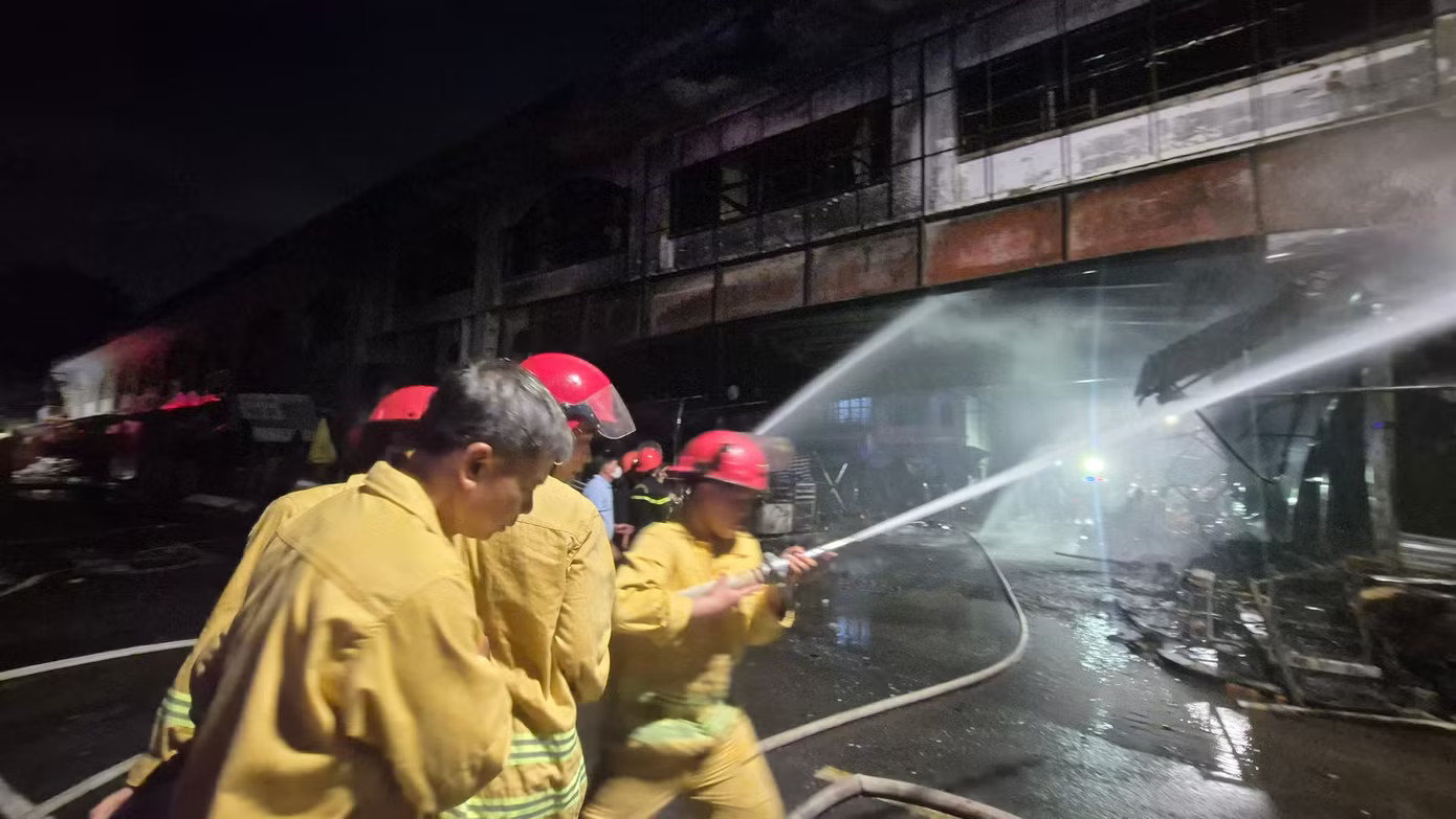 Chợ Biên Hòa tan hoang sau vụ cháy, nhiều ki-ốt bị thiêu rụi - Ảnh 6.