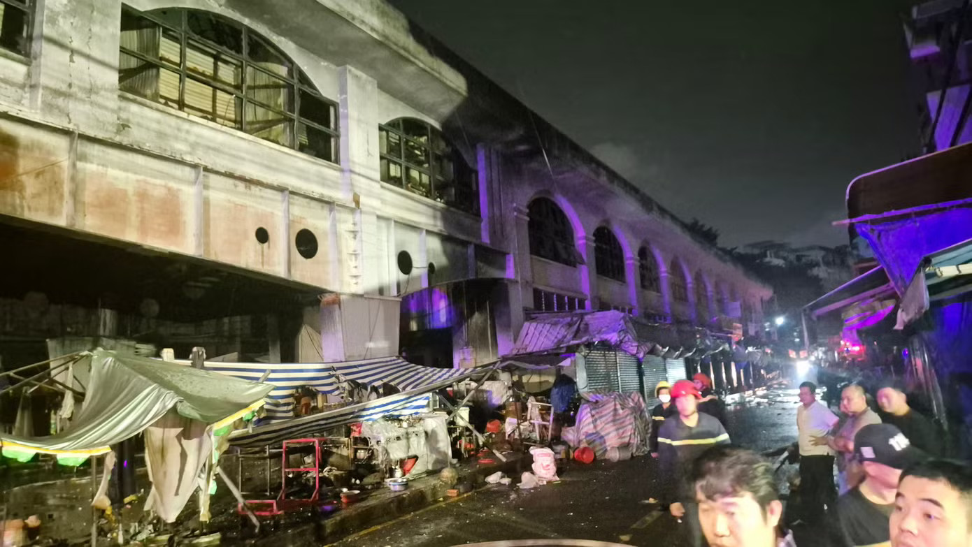 Chợ Biên Hòa tan hoang sau vụ cháy, nhiều ki-ốt bị thiêu rụi - Ảnh 14.