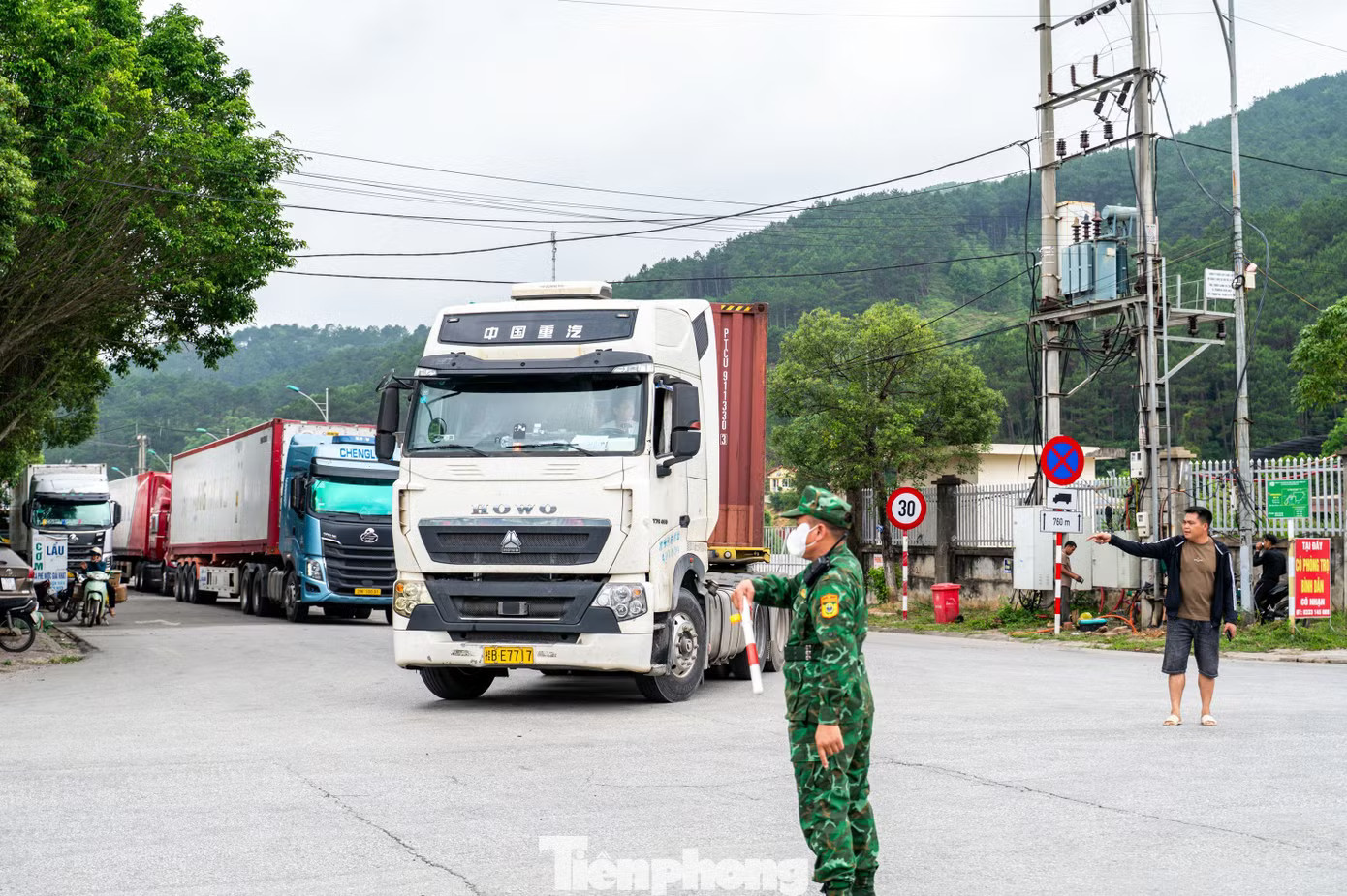 Cùng với đó, việc quản lý, điều tiết phương tiện được các lực lượng chức năng triển khai chủ động, góp phần duy trì hoạt động thông quan thông suốt, nhất là đối với nhóm hàng nông sản, hoa quả tươi đang bước vào thời điểm xuất khẩu cao. Tổng lượng phương tiện thông quan qua các cửa khẩu trên địa bàn duy trì bình quân khoảng 1.700 - 1.850 xe/ngày. Nườm nượp xe chở nông sản thông quan tại cửa khẩu Lạng Sơn sang Trung Quốc - Ảnh 11.