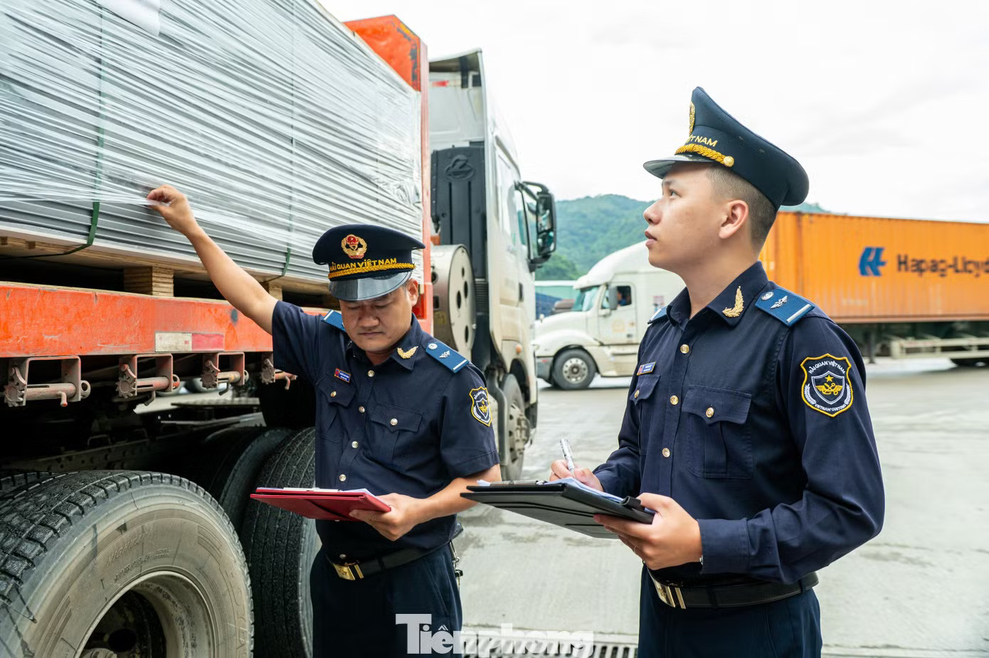 Nườm nượp xe chở nông sản thông quan tại cửa khẩu Lạng Sơn sang Trung Quốc - Ảnh 8.