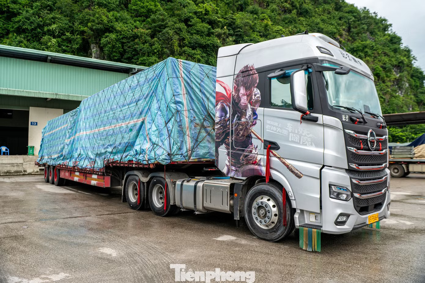 Anh Lê Hữu Ca - lái xe tỉnh Tây Ninh - cho biết thường xuyên chở quả Thanh Long tươi từ Tây Ninh đến cửa khẩu Tân Thanh để xuất khẩu. Nườm nượp xe chở nông sản thông quan tại cửa khẩu Lạng Sơn sang Trung Quốc - Ảnh 5.