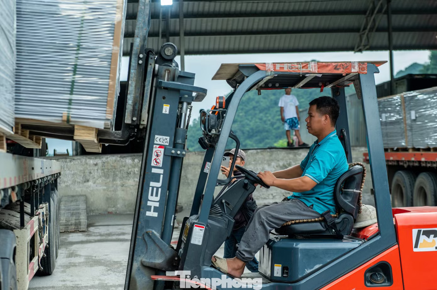 Nườm nượp xe chở nông sản thông quan tại cửa khẩu Lạng Sơn sang Trung Quốc - Ảnh 4.