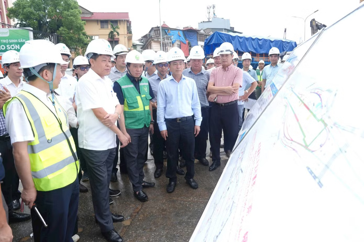 Phó Bí thư Thường trực Thành ủy Hà Nội - Nguyễn Trọng Đông - và Phó Chủ tịch Thường trực UBND thành phố Hà Nội - Dương Đức Tuấn - kiểm tra thực địa Hạng mục cầu vượt nút giao Nguyễn Chí Thanh - Dự án đường Vành đai 1 và tuyến đường sắt đô thị số 5. Ảnh: P.H. Hà Nội chốt thông tuyến Vành đai 1 trên mặt đất dịp Quốc khánh 2/9 - Ảnh 1.
