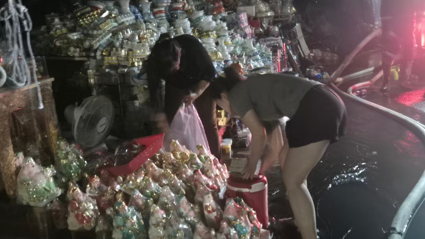 Chợ Biên Hòa tan hoang sau vụ cháy, nhiều ki-ốt bị thiêu rụi - Ảnh 15.