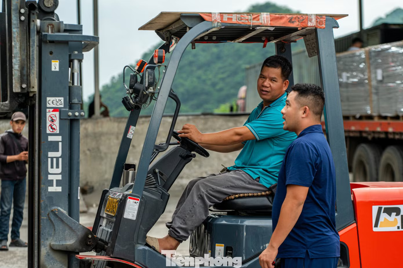 Đại diện Chi cục Hải quan khu vực VI cho biết Lạng Sơn có lợi thế lớn trong xuất nhập khẩu hàng hóa khi nằm cách Hà Nội (Việt Nam) khoảng 160 km và Nam Ninh (Trung Quốc) khoảng 230 km. Cùng với việc thủ tục XNK thông quan thuận lợi giúp hàng hóa lưu thông giữa hai đầu Việt Nam - Trung Quốc chỉ kéo dài trong khoảng 24h, rất thuận tiện. Nườm nượp xe chở nông sản thông quan tại cửa khẩu Lạng Sơn sang Trung Quốc - Ảnh 10.