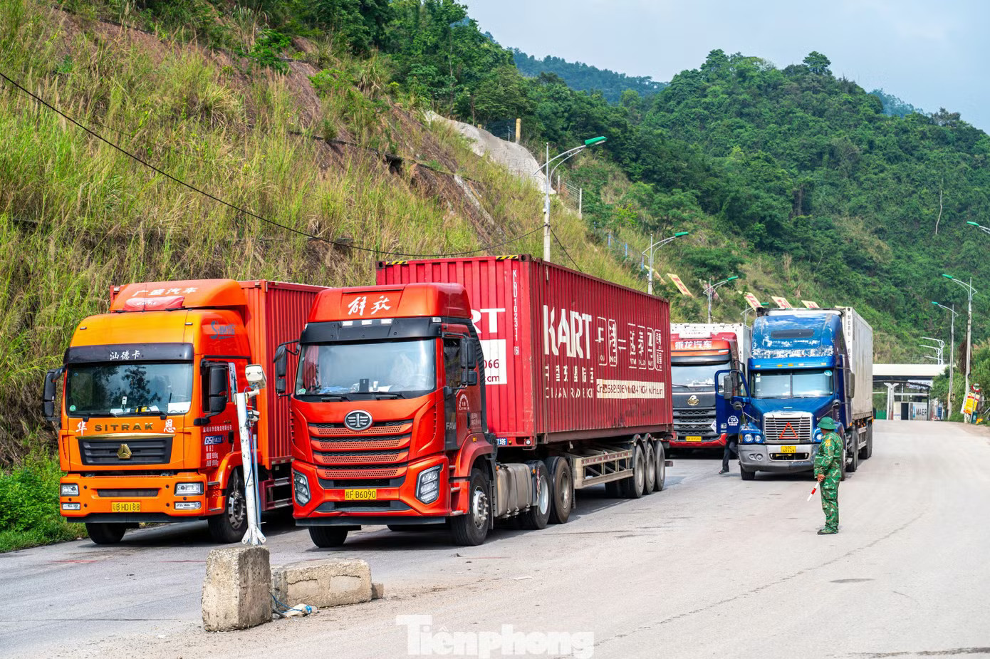 Những ngày đầu tháng 8, các cửa khẩu của tỉnh Lạng Sơn tấp nập các phương tiện vận tải chở hàng hóa xuất nhập khẩu lưu thông vận chuyển giữa Việt Nam và Trung Quốc. Nườm nượp xe chở nông sản thông quan tại cửa khẩu Lạng Sơn sang Trung Quốc - Ảnh 1.