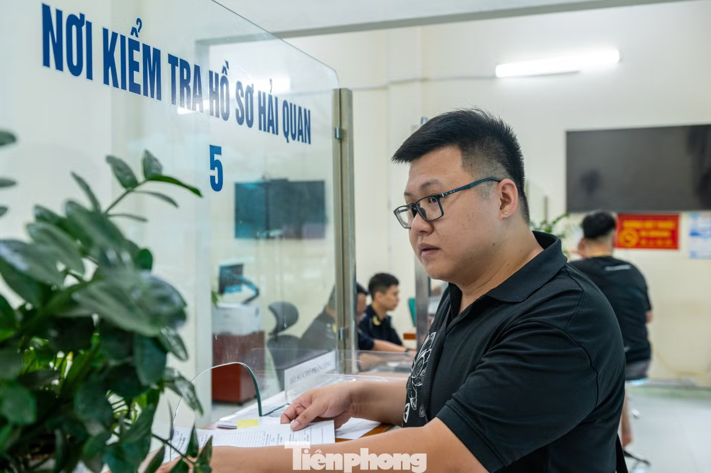 Anh Lê Hồ Hải - đại diện Công ty TNHH vận tải quốc tế Fukang - đang làm thủ tục mở tờ khai cho lô hàng nông sản. Anh cho biết doanh nghiệp rất quan tâm đến thời gian thông quan, đặc biệt với hàng hóa là nông sản, hoa quả tươi, càng rút ngắn được thời gian chờ đợi thì càng giảm chi phí và hạn chế rủi ro về chất lượng. Nườm nượp xe chở nông sản thông quan tại cửa khẩu Lạng Sơn sang Trung Quốc - Ảnh 6.