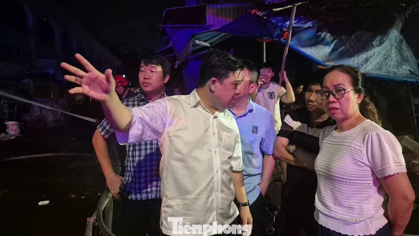 Chợ Biên Hòa tan hoang sau vụ cháy, nhiều ki-ốt bị thiêu rụi - Ảnh 1.